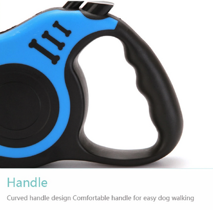 Close view of comfortable grip handle on the retractable leash body.